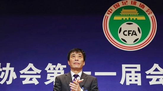 据计算，蜜蜂生产一公斤蜂蜜需要采400万朵花。